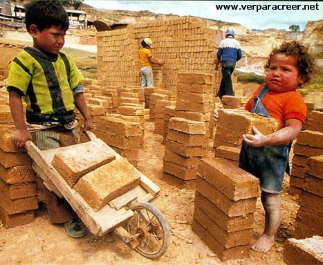 niños haciendo ladrillos